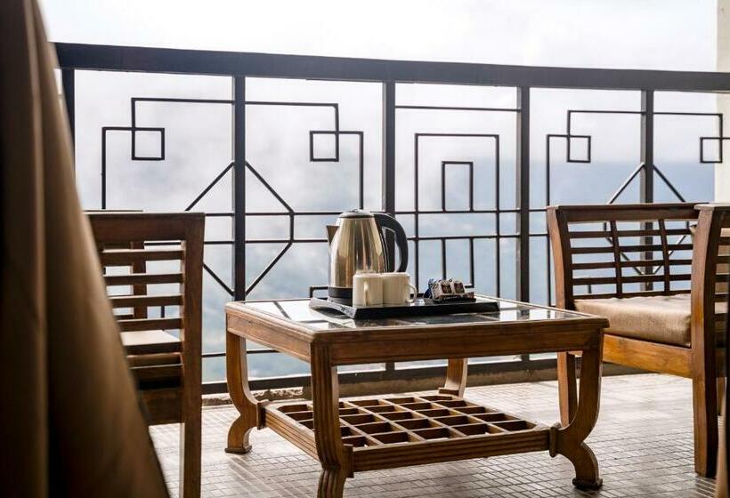 Отель Sharolyn Tara Palace