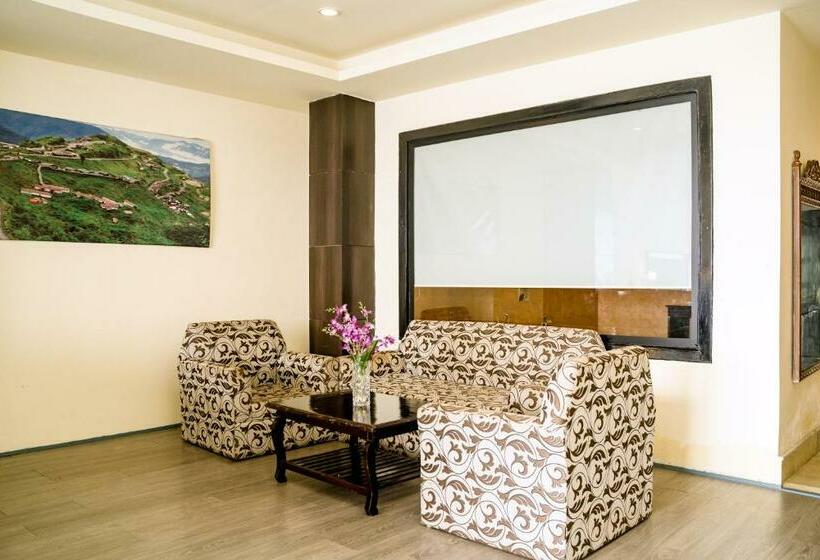 Отель Sharolyn Tara Palace