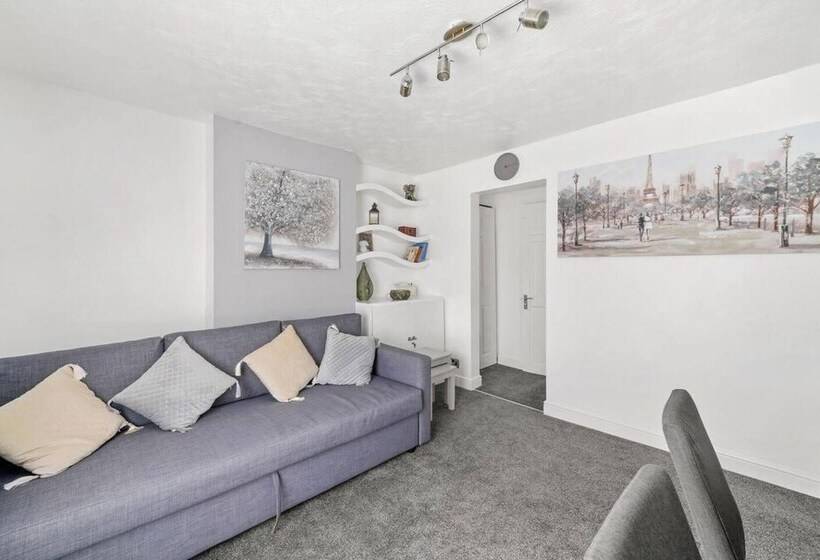 Lovely 2 Bed Home In Bletchley Milton Keynes