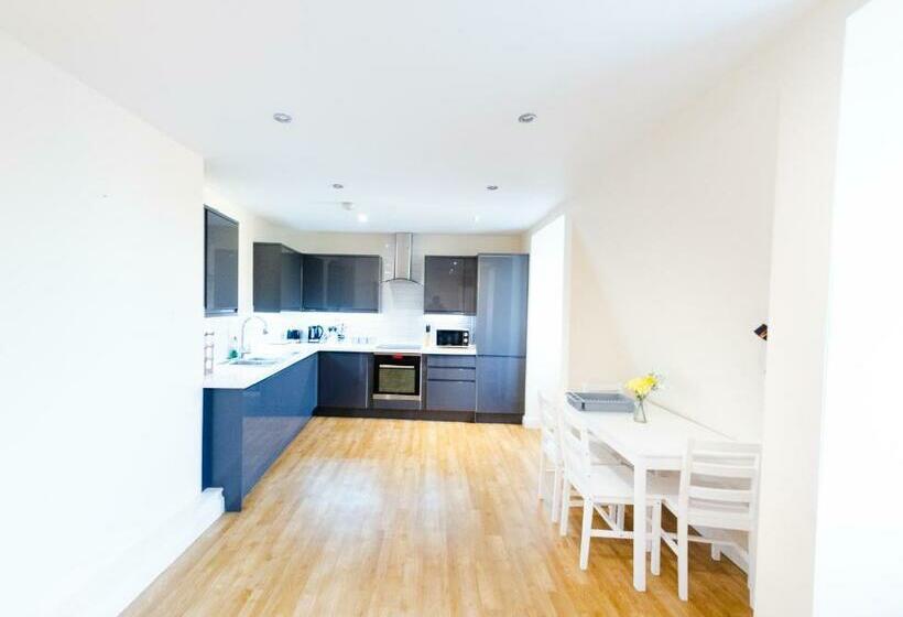 Large Apartment  2 Bathrooms   16 Charlotte House