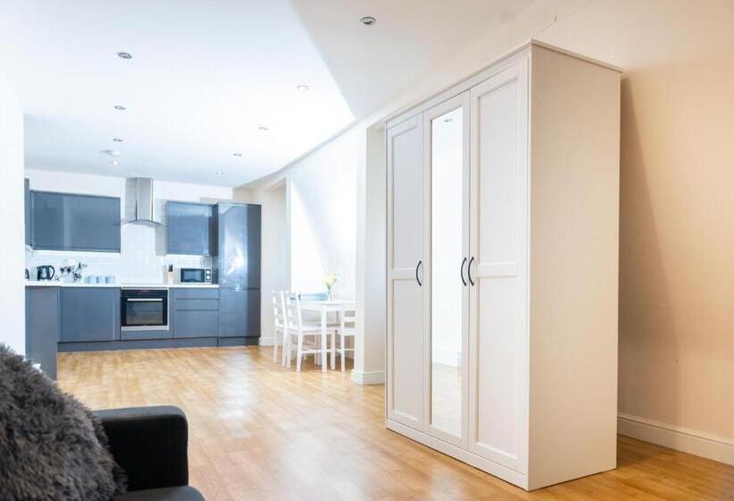 Large Apartment  2 Bathrooms   16 Charlotte House