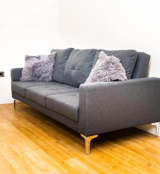 Large Apartment  2 Bathrooms   16 Charlotte House