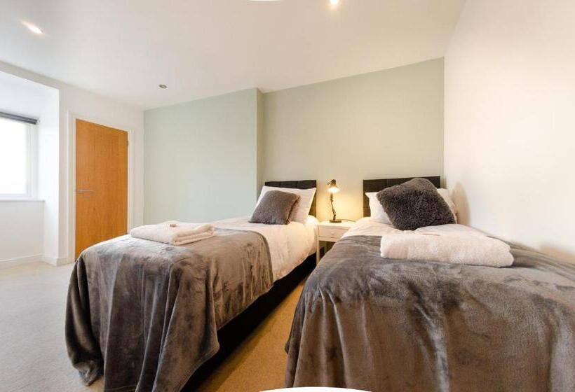 Large Apartment  2 Bathrooms   16 Charlotte House