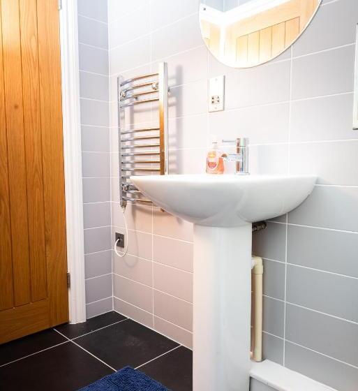 Large Apartment  2 Bathrooms   16 Charlotte House