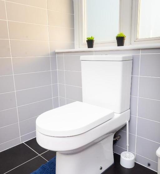 Large Apartment  2 Bathrooms   16 Charlotte House