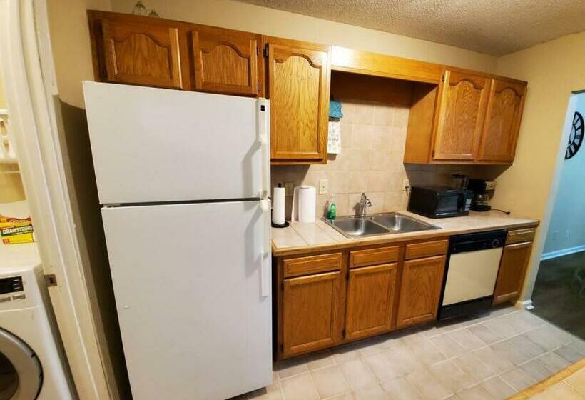 Lovely And Spacious, 2 Bedrooms And 2 Bathrooms