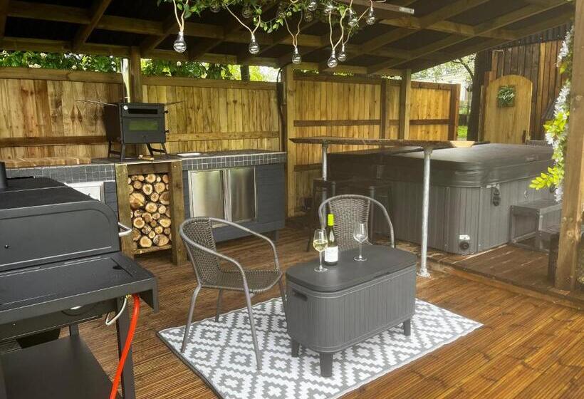 Lynbrook Haybarn, Hot Tub And Outdoor Kitchen, New Forest