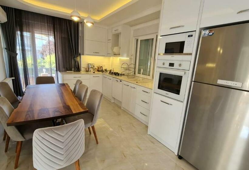 Orman Manzaralı Havuzlu Villa