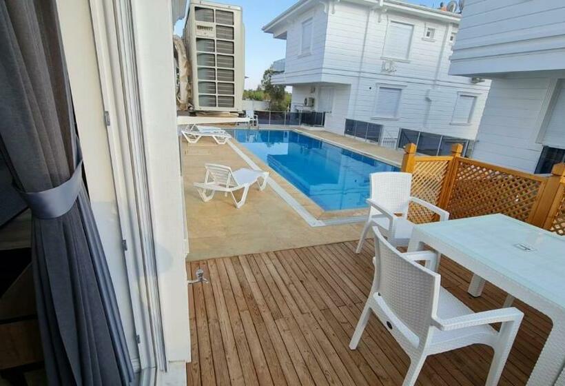 Orman Manzaralı Havuzlu Villa