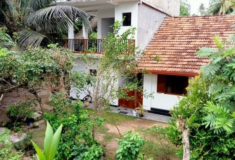 פנסיון Tavinya Resort