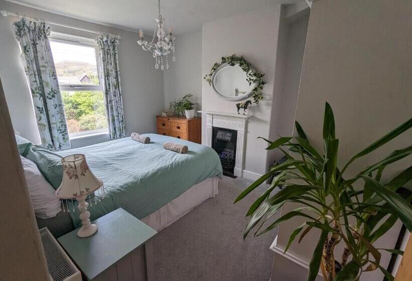 Perfect For Snowdon. Groups, Families+dogs Welcome