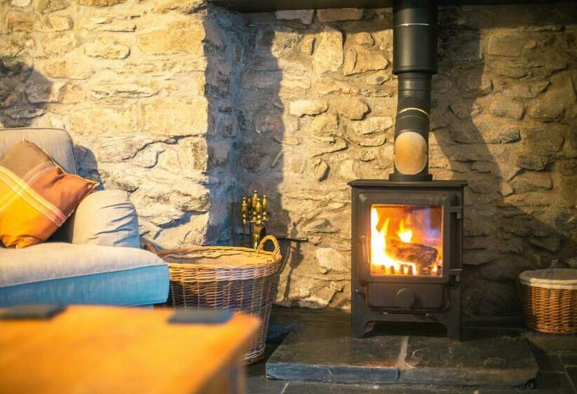 St Davids Hideaway With Roll Top Bath & Log Burner