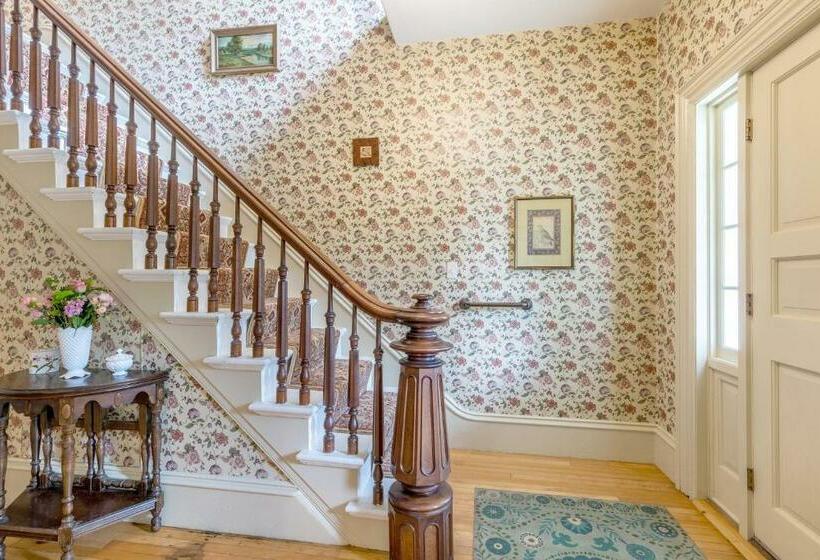 The School House   Walk To All Shops And Restaurants   New Remodel