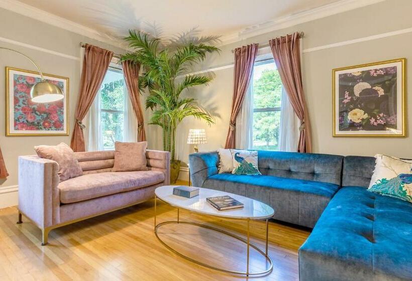 The School House   Walk To All Shops And Restaurants   New Remodel