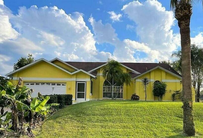 The Yellow Home Amazing Lake View