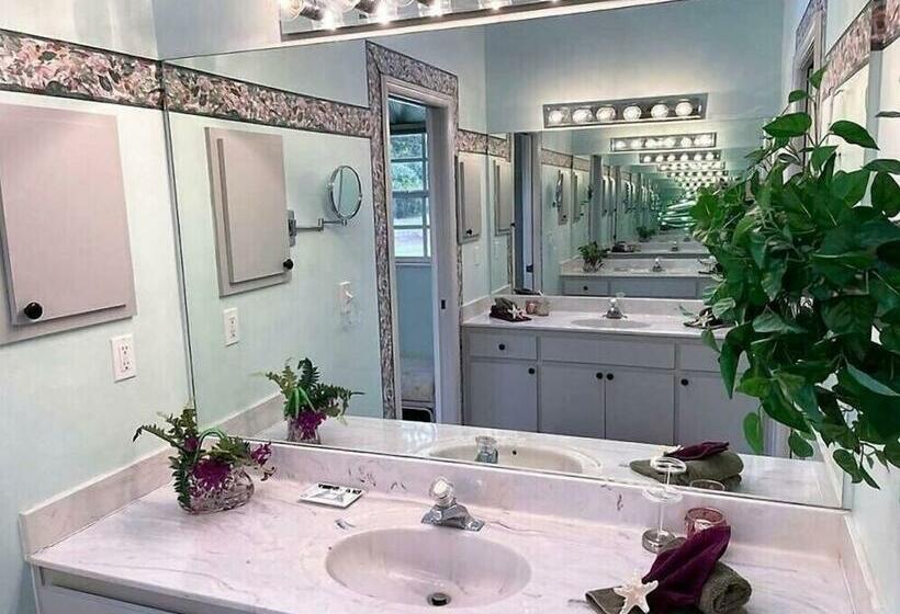 The Yellow Home Amazing Lake View