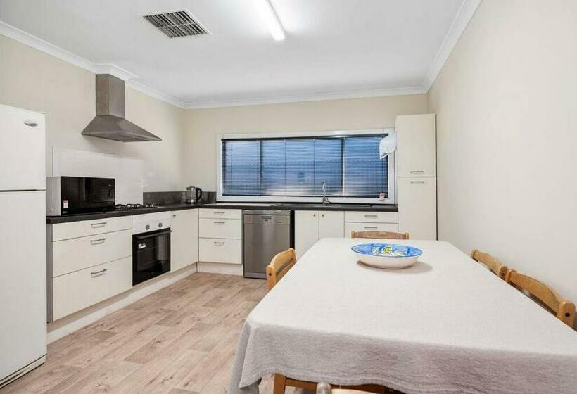 4 Bedrooms, New Bathrooms And Close To Town Centre
