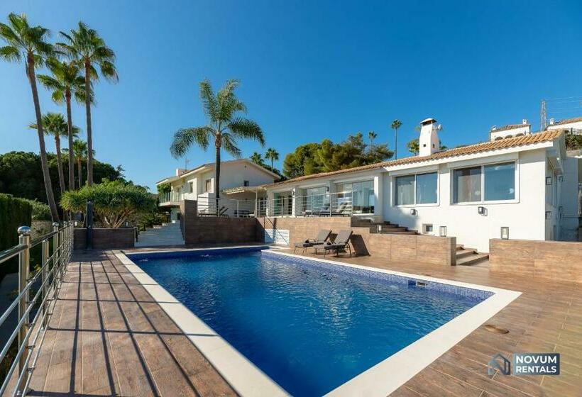 5 Bdrm Hidden Gem With Heated Pool And Sea Views