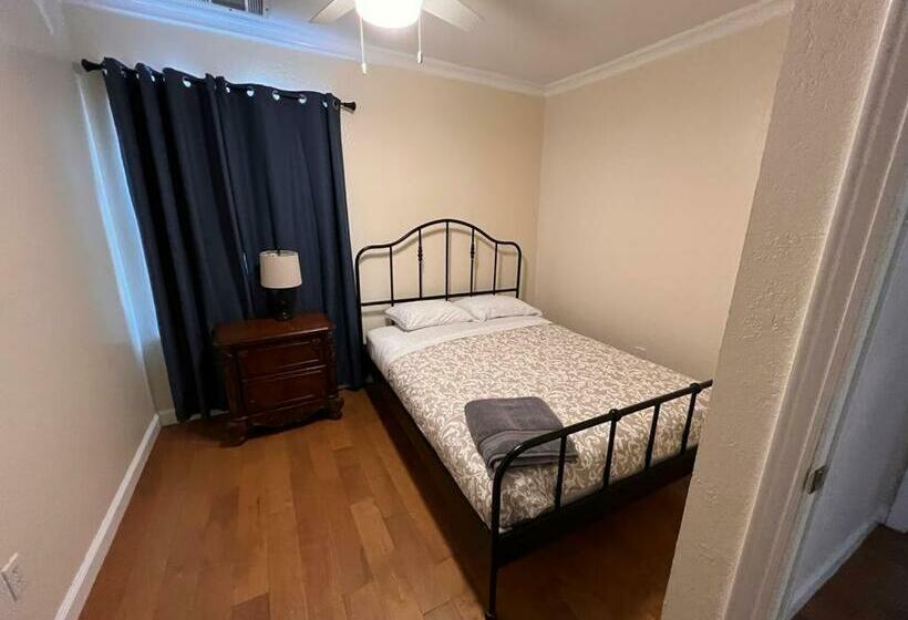 5 Bedroom House In Prestigious Neighborhood!