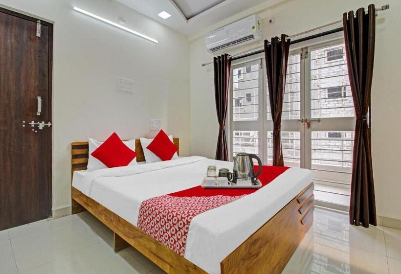 Отель O White House