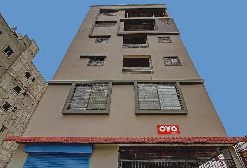 Отель O White House