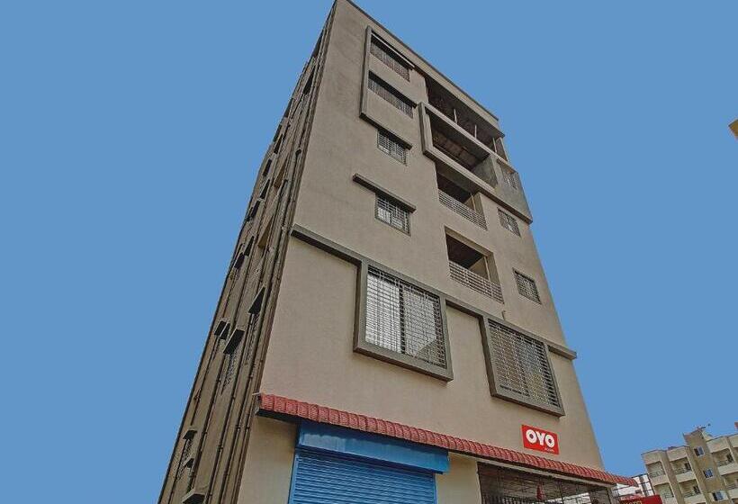 Отель O White House