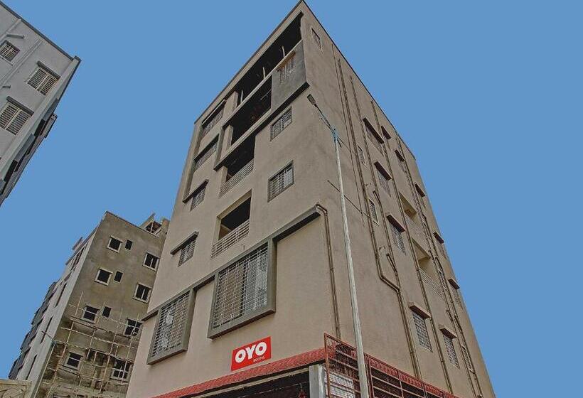 Отель O White House