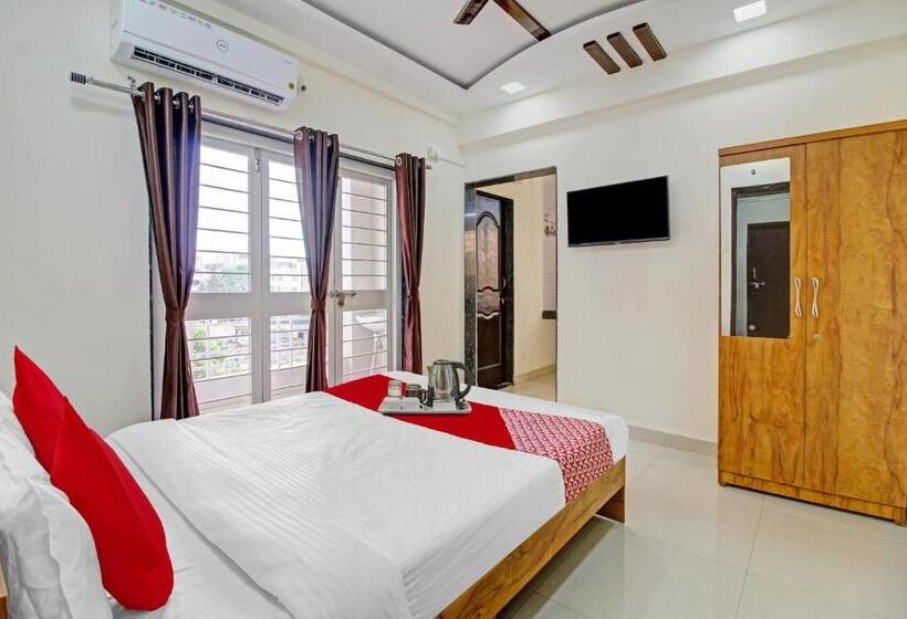 Отель O White House