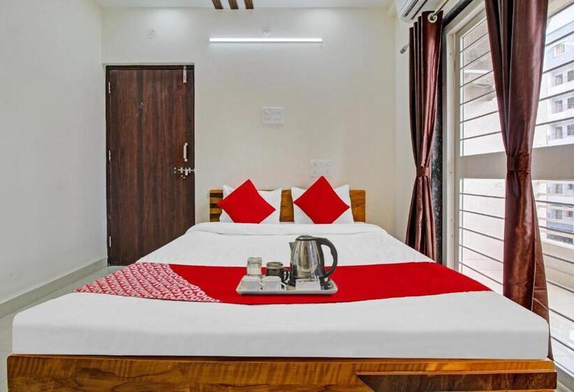 Отель O White House