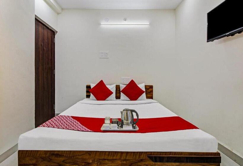 Отель O White House