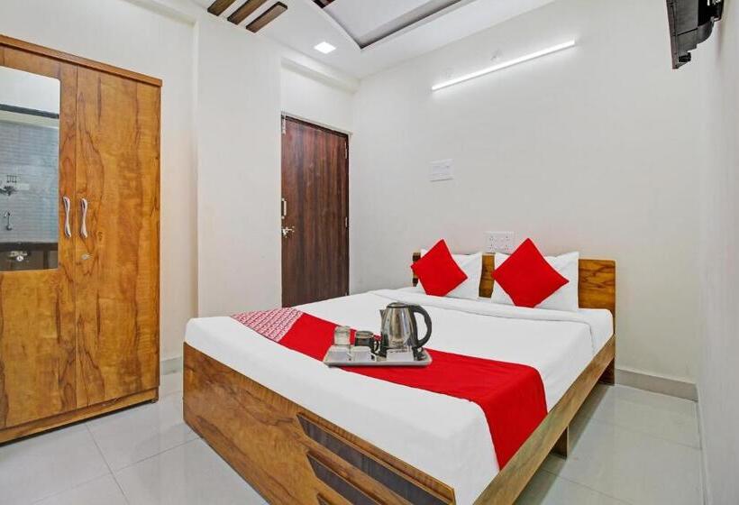 Отель O White House