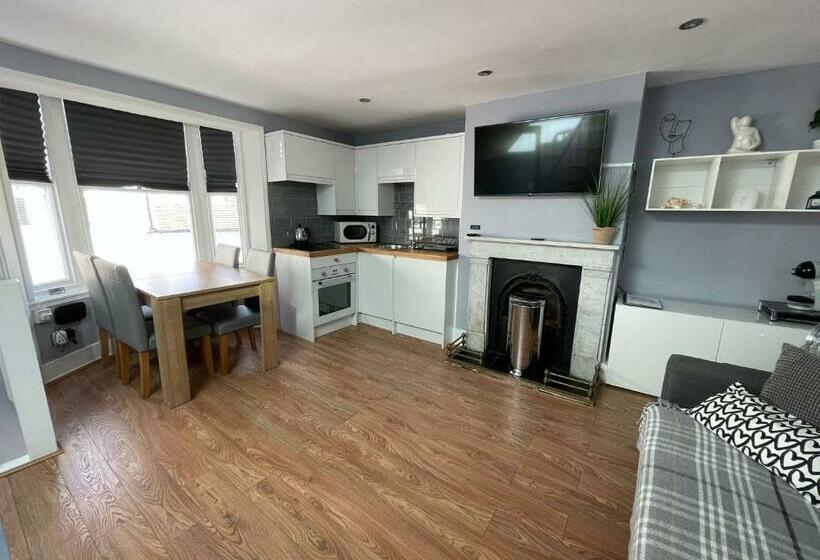 Great Location   100m From The Sea!