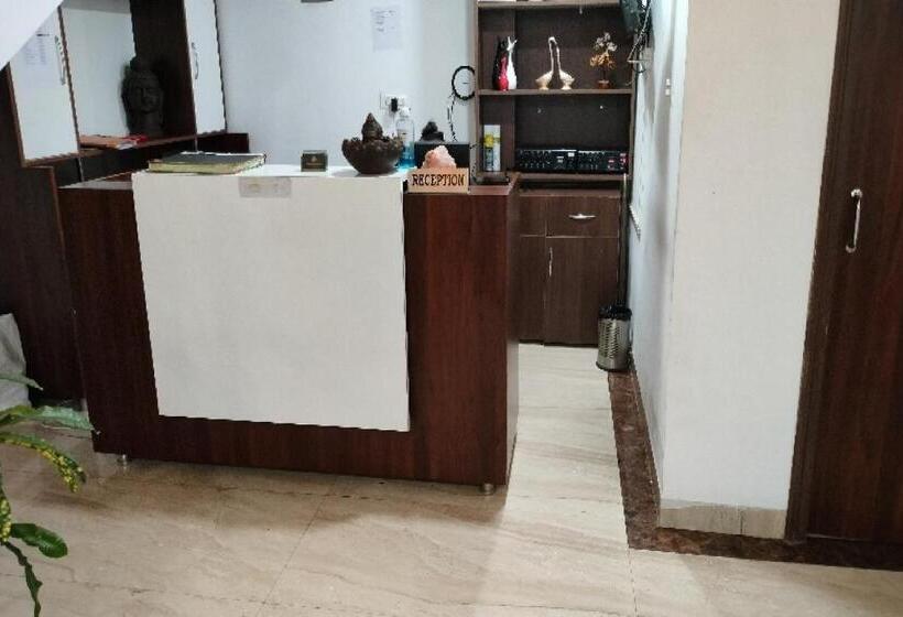 Отель Capital O 93663 Royal