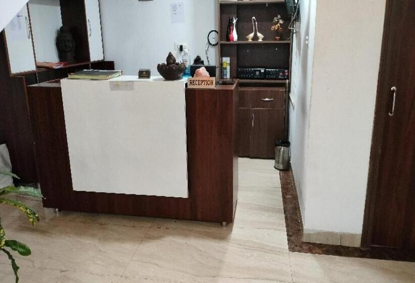 Отель Capital O 93663 Royal