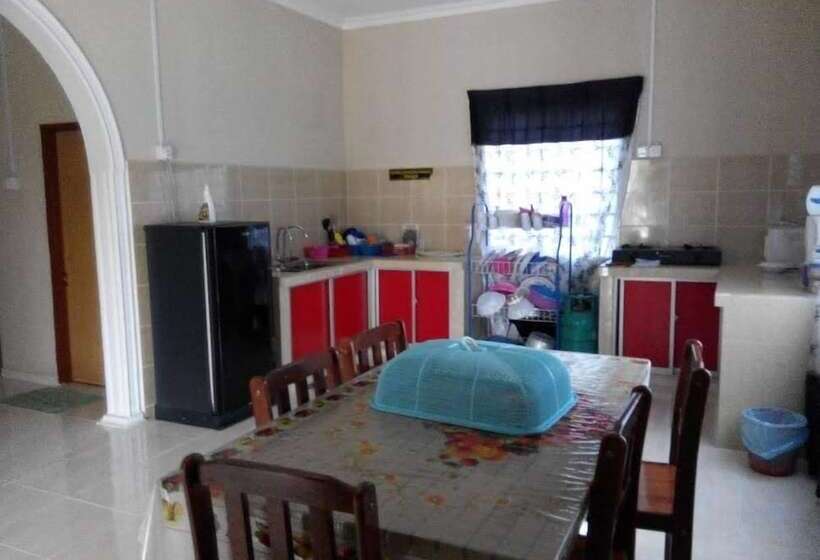 בית מלון כפרי Oyo Homes 90600 Ummi Chalet Dungun