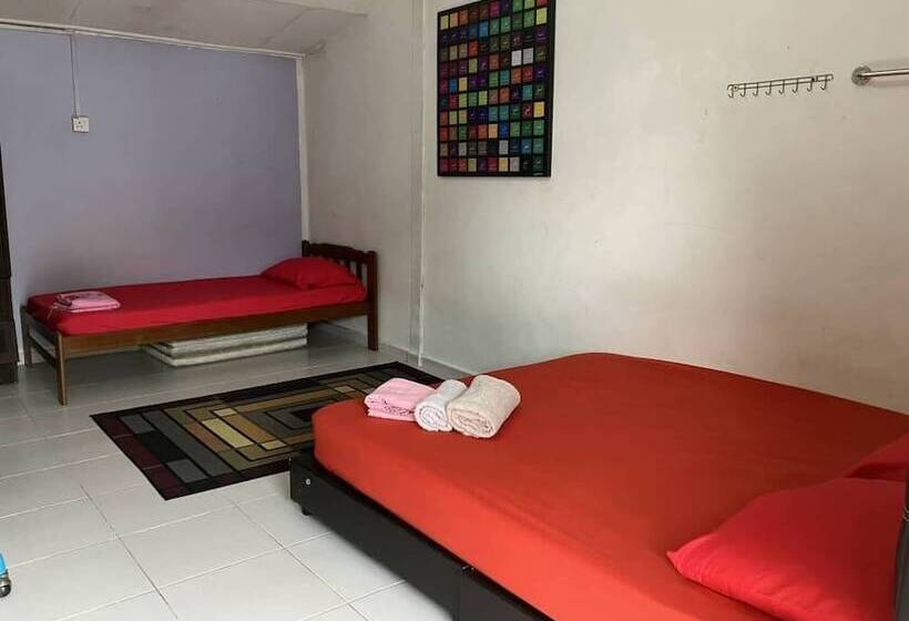 בית מלון כפרי Oyo Homes 90600 Ummi Chalet Dungun