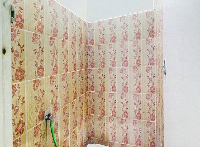 酒店 Spot On 91606 Nadin Guest House