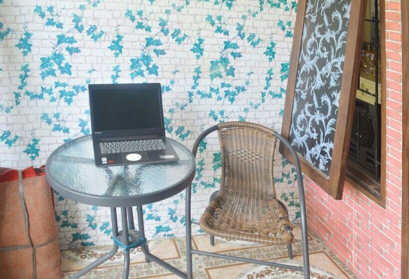 Отель Spot On 91616 Kharisma Guest House