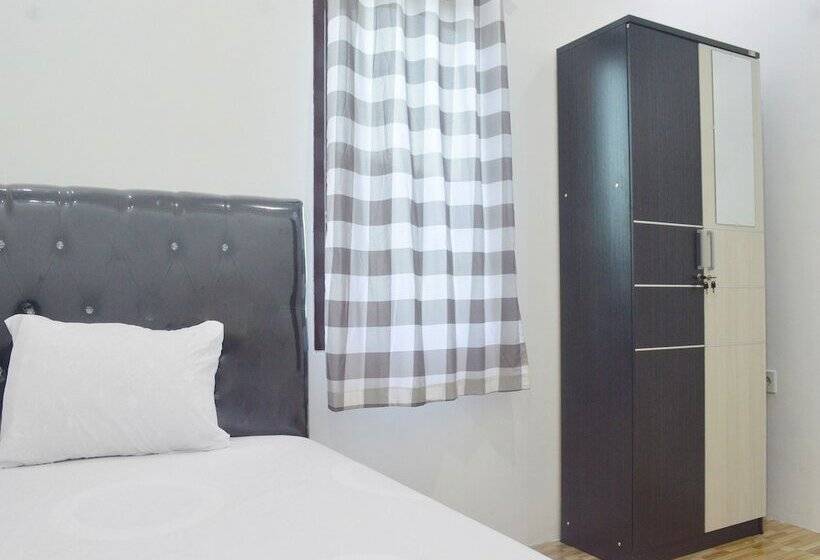 Отель Spot On 91616 Kharisma Guest House