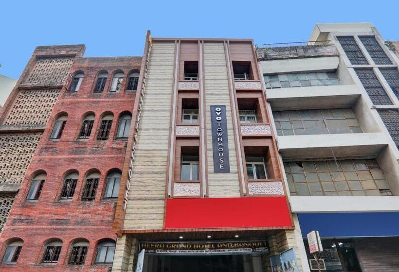 Отель Super Townhouse H G Near Gautam Buddha Park