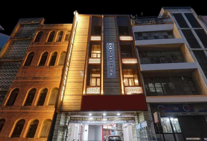 Отель Super Townhouse H G Near Gautam Buddha Park