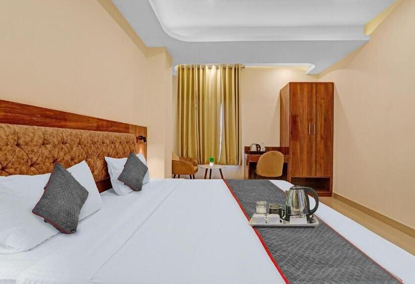 Отель Super Townhouse H G Near Gautam Buddha Park