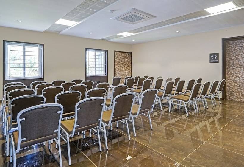 Отель Treebo Premium La Orchid