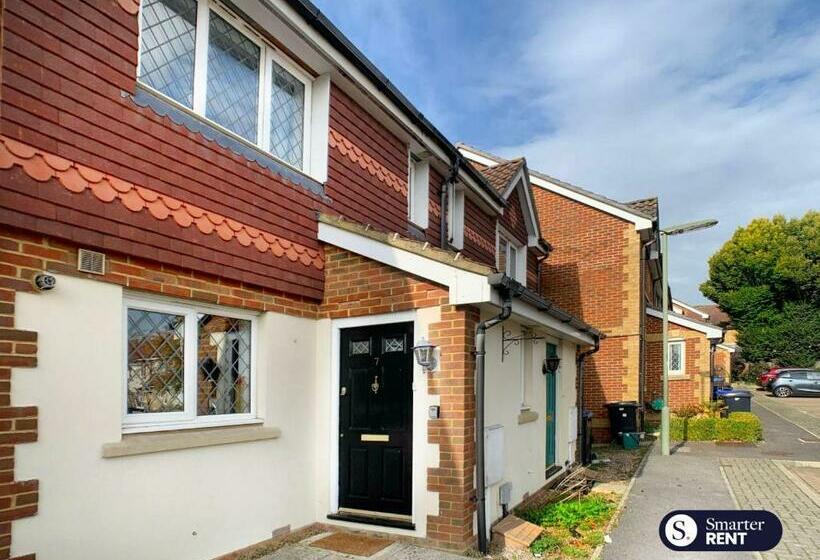 Knaphill, Woking 3 Bed House With Garden