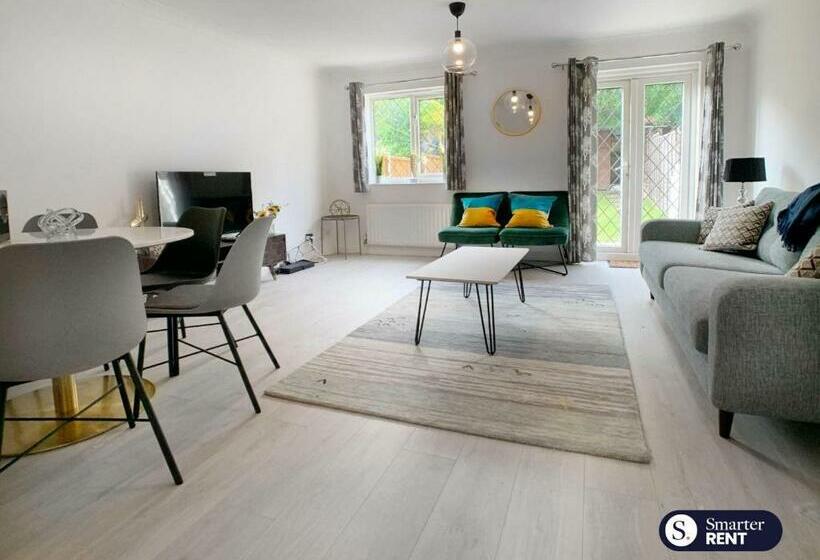 Knaphill, Woking 3 Bed House With Garden