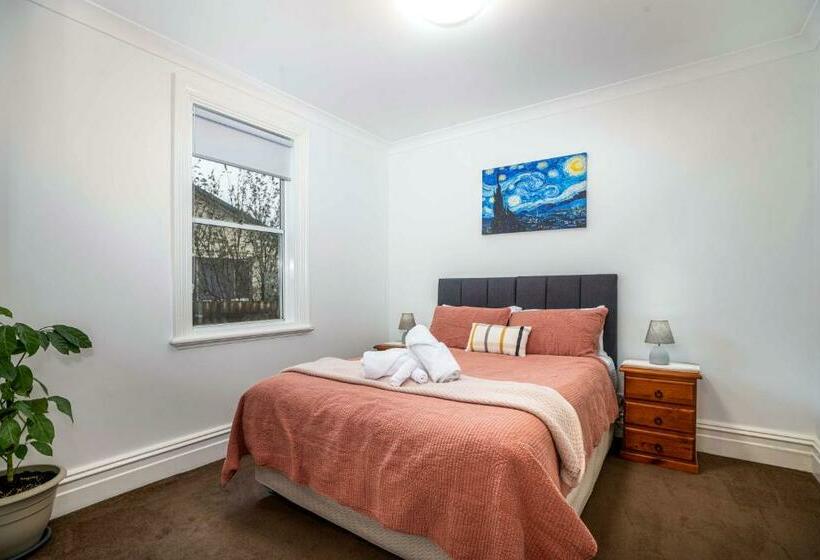 Paddington Villa 3 Close To Town, Neat & Practical