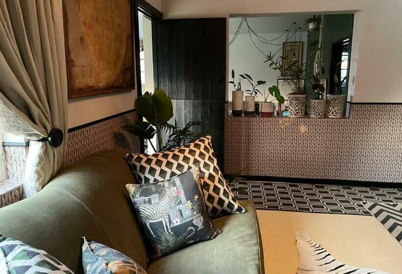 A Bird Cage Stay & Cottage