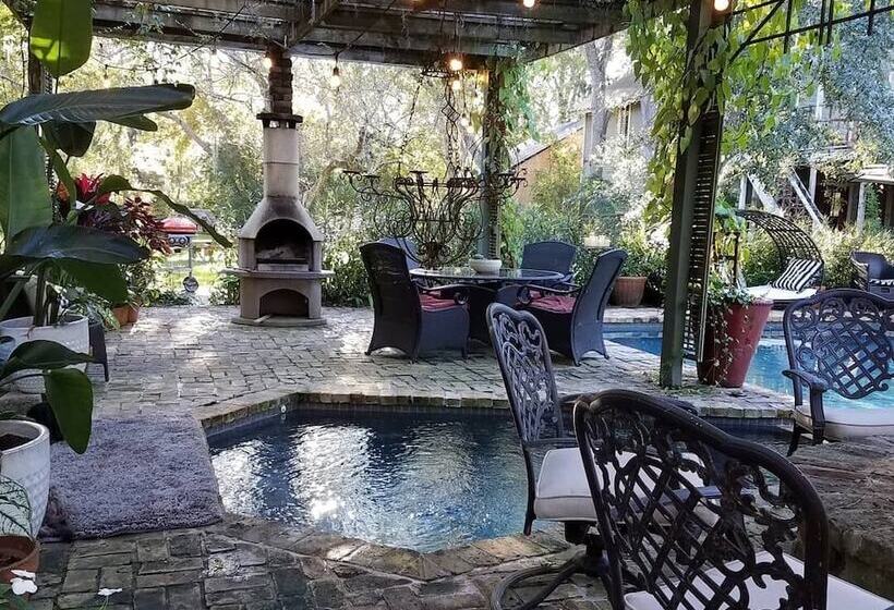 Cedar Oaks Inn The Birdcage Saloon