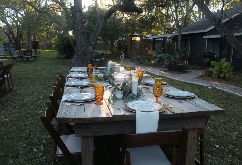 Cedar Oaks Inn The Birdcage Saloon