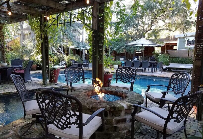 Cedar Oaks Inn The Birdcage Saloon